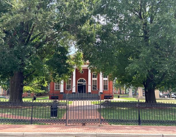 istock Loudoun County Courthouse - Leesburg, Virginia 1661703251
