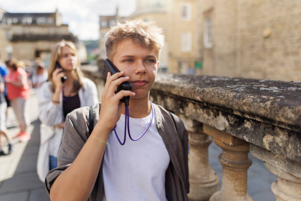 adolescenti che utilizzano il tour audio durante la visita bath, somerset, regno unito - british culture audio foto e immagini stock