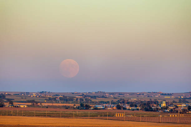 istock Moonrise above the prairie in Colorado 1661734224