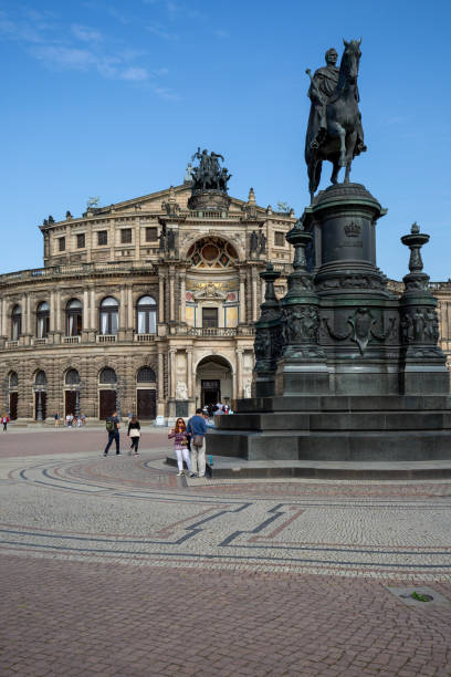 semperoper, słynna opera i pomnik króla jana wettina znajdujący się na placu teatralnym w dreźnie, niemcy - opera house semper opera house statue theaterplatz zdjęcia i obrazy z banku zdjęć