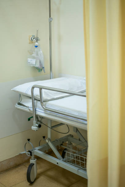 hospital bed or stretcher with light yellow curtain and purified oxygen behind - travel healthcare and medicine emergency services urgency imagens e fotografias de stock