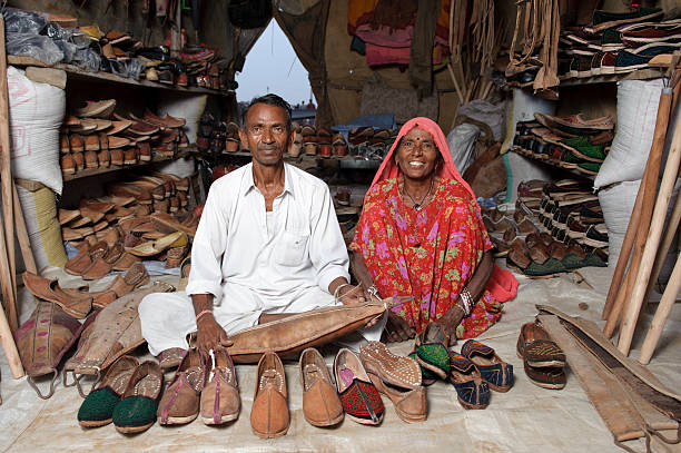 구두수선공 - shoe men indian culture indian ethnicity 뉴스 사진 이미지