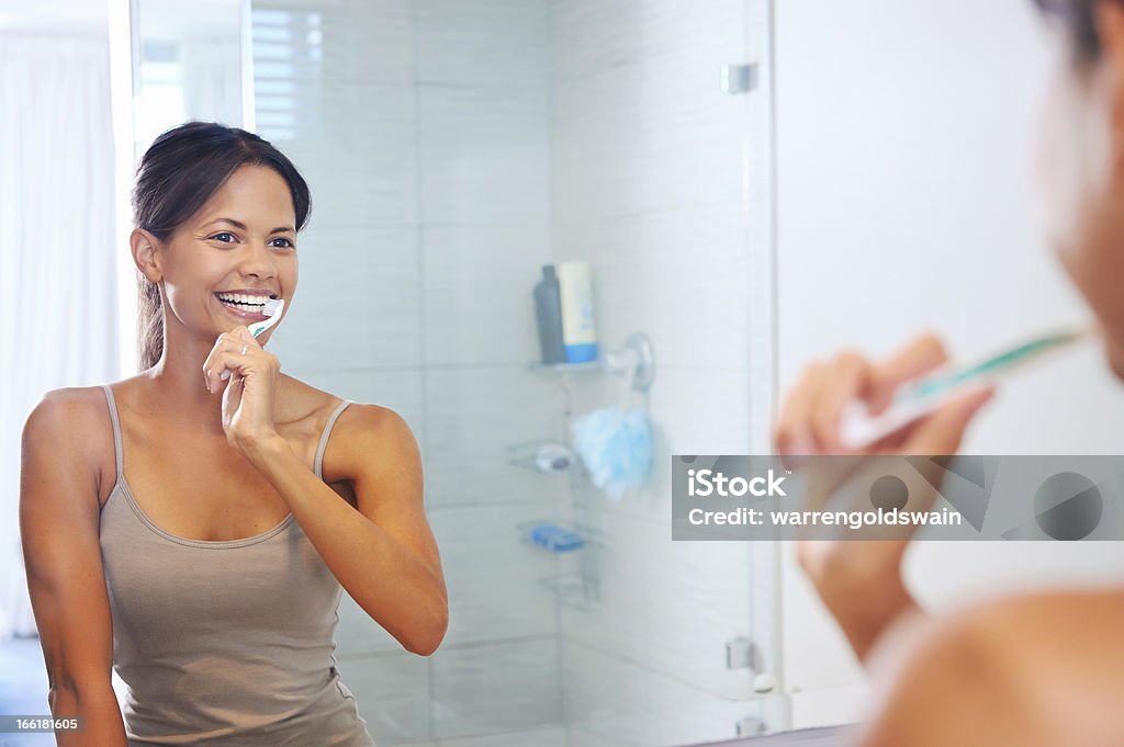 Mujer de lavarse los dientes. - Foto de stock de Cepillar libre de derechos