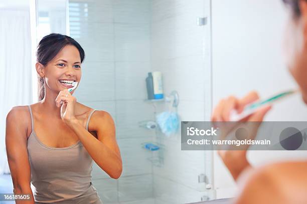Mujer De Lavarse Los Dientes Foto de stock y más banco de imágenes de Cepillar - Cepillar, Dientes humanos, Cepillar los dientes