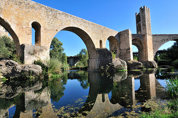 Besalú 가득했다 구름다리 in 카탈로니아 (스페인). Fluviá 강 스톡 사진