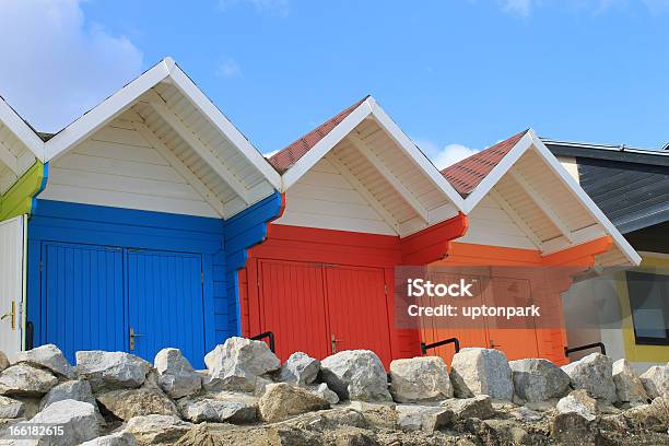 Foto de Chalés Coloridos Praia e mais fotos de stock de Arquitetura - Arquitetura, Azul, Cabana de Madeira