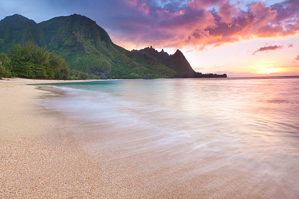 kauai-tunnel spiaggia alle hawaii al tramonto - north shore foto e immagini stock