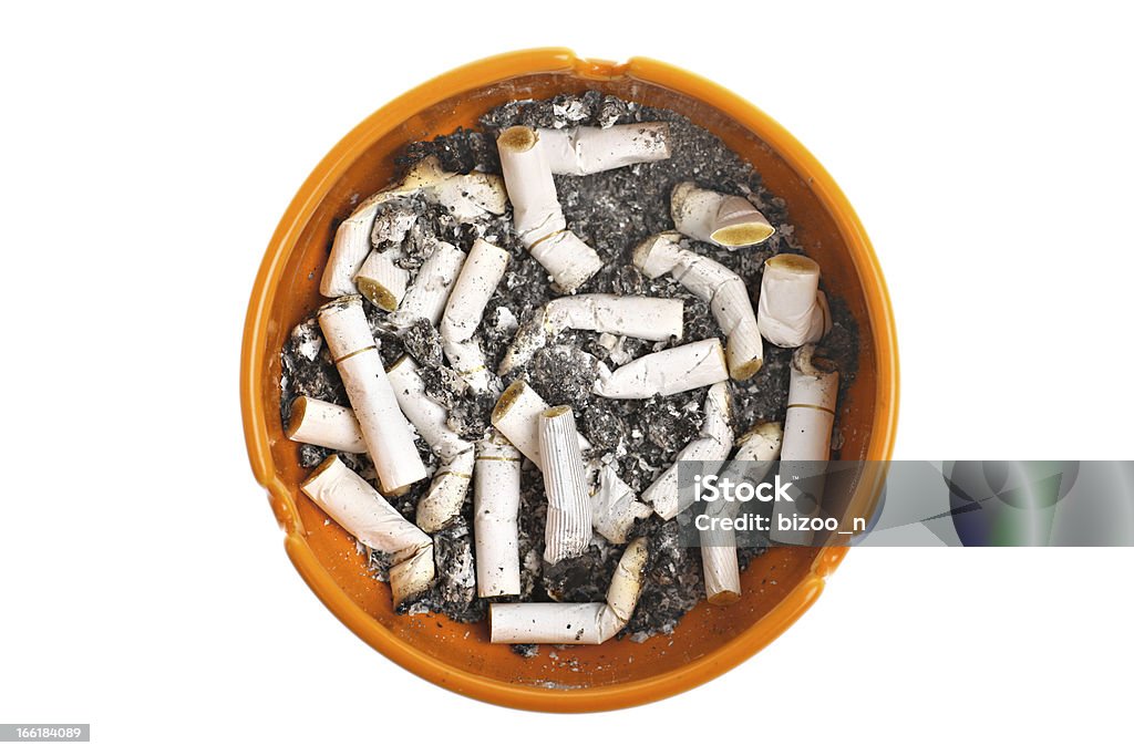 Cendrier et cigarette - Photo de Blanc libre de droits