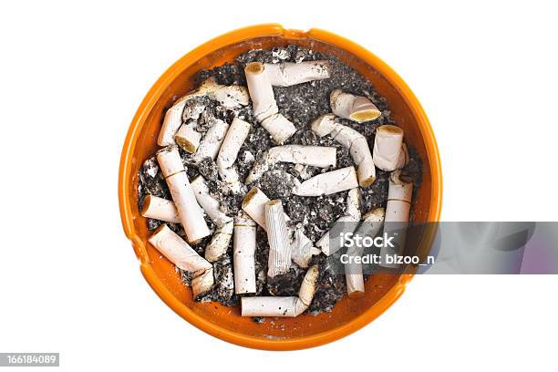 Cinzeiro E Cigarros - Fotografias de stock e mais imagens de Beata de Cigarro - Beata de Cigarro, Branco, Cinzeiro