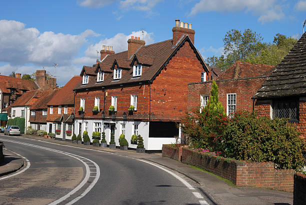 las cabañas en chiddingfold. surrey. inglaterra - surrey southeast england england cottage fotografías e imágenes de stock