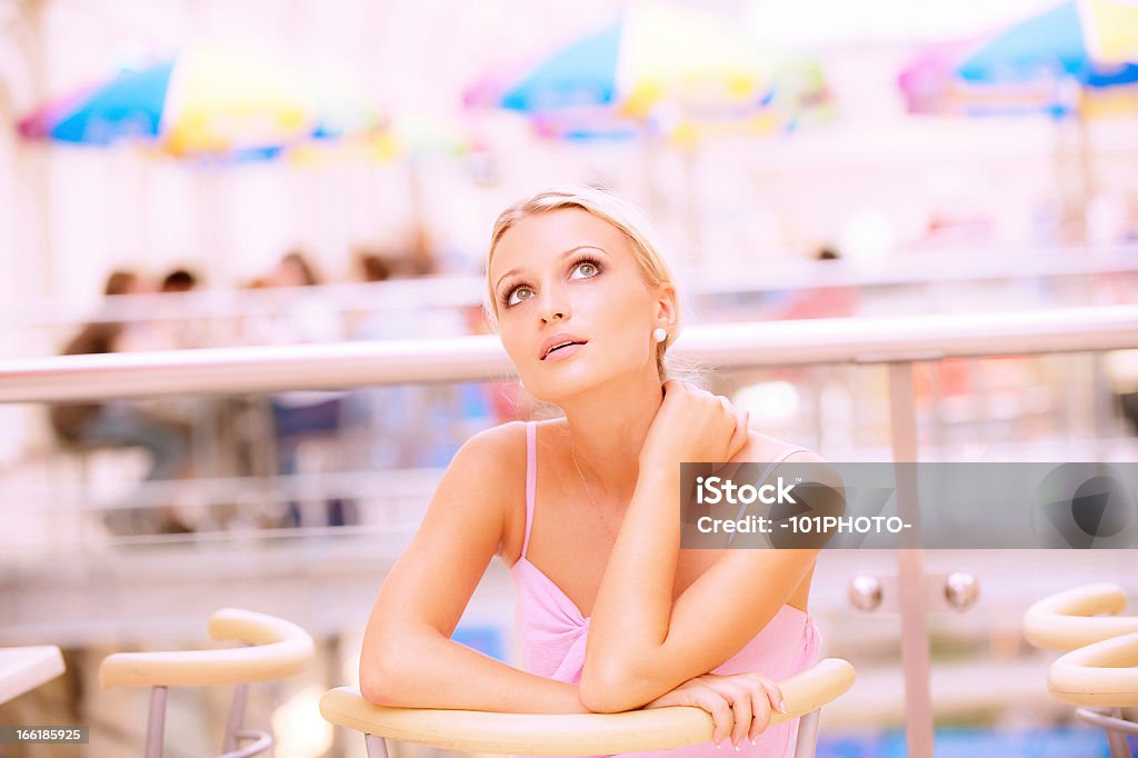 Jovem sentado na mesa do restaurante pequeno - Royalty-free Adulto Foto de stock