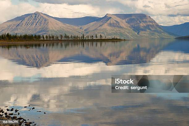 Lago Lama Y Refleja En El Agua Nubes Foto de stock y más banco de imágenes de Agua - Agua, Aire libre, Aislado