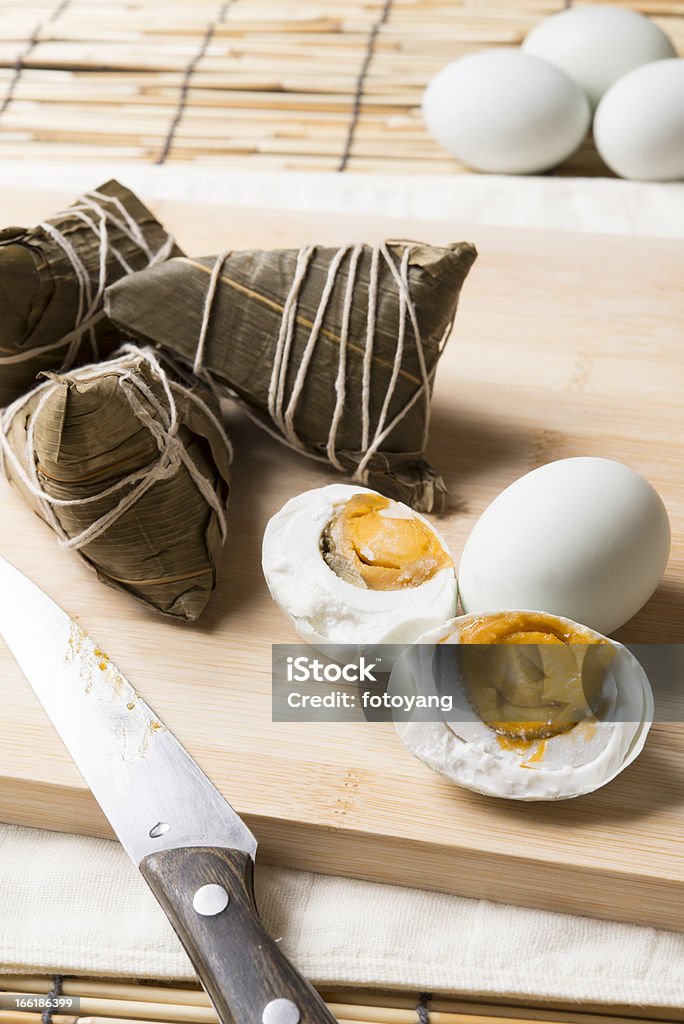 Китайское рисовое клецки (zongzi) и соленой рыбы и Яйцо - Стоковые фото Zongzi роялти-фри