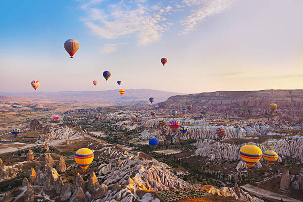 balão de ar quente voar sobre capadócia turquia - cappadocia hot air balloon turkey basket imagens e fotografias de stock