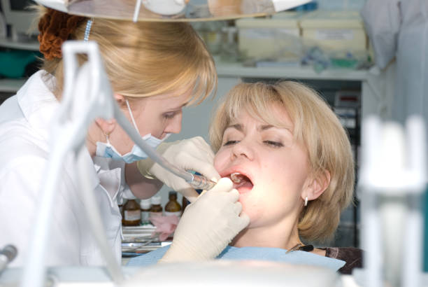치과 - dentist dental assistant dentist office dental drill 뉴스 사진 이미지