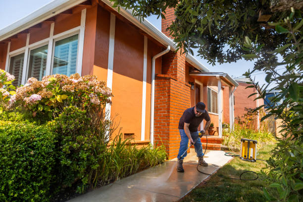 istock Power Washing Home 1661874625