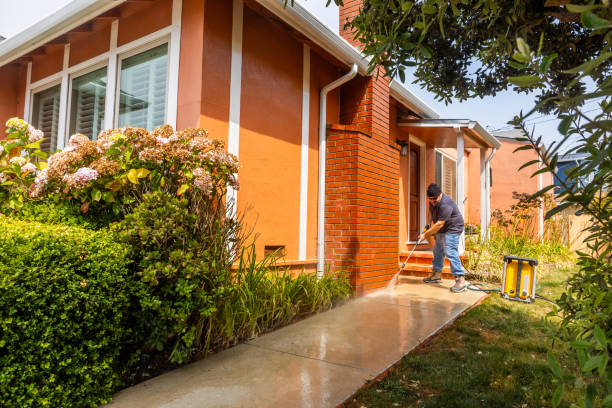 istock Power Washing Home 1661874917