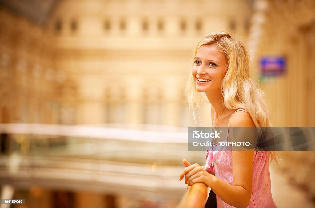 Hermosa chica en barandilla - Foto de stock de Adulto libre de derechos