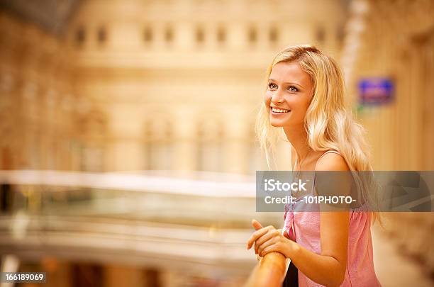 Hermosa Chica En Barandilla Foto de stock y más banco de imágenes de Adulto - Adulto, Adulto joven, Belleza