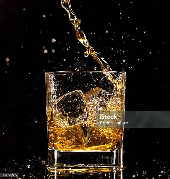 Whisky Bebida Foto de stock y más banco de imágenes de Amarillo - Color - Amarillo - Color, Bebida, Bebida alcohólica