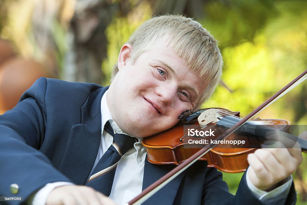 Ritratto di giovane violinista per disabili. - Foto stock royalty-free di Bambino