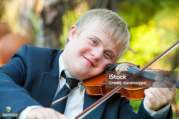 Ritratto Di Giovane Violinista Per Disabili - Fotografie stock e altre immagini di Bambino - Bambino, Strumento musicale, Violino