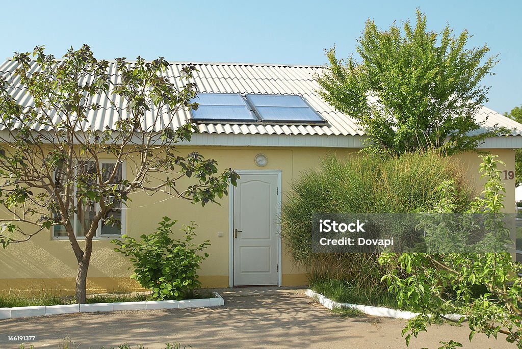 Système solaire sur le toit - Photo de Arbre libre de droits