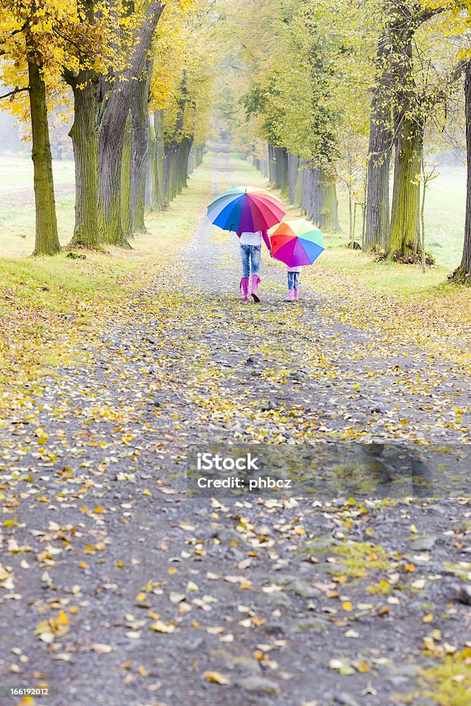 Menschen in herbstlichen alley - Lizenzfrei Regenschirm Stock-Foto