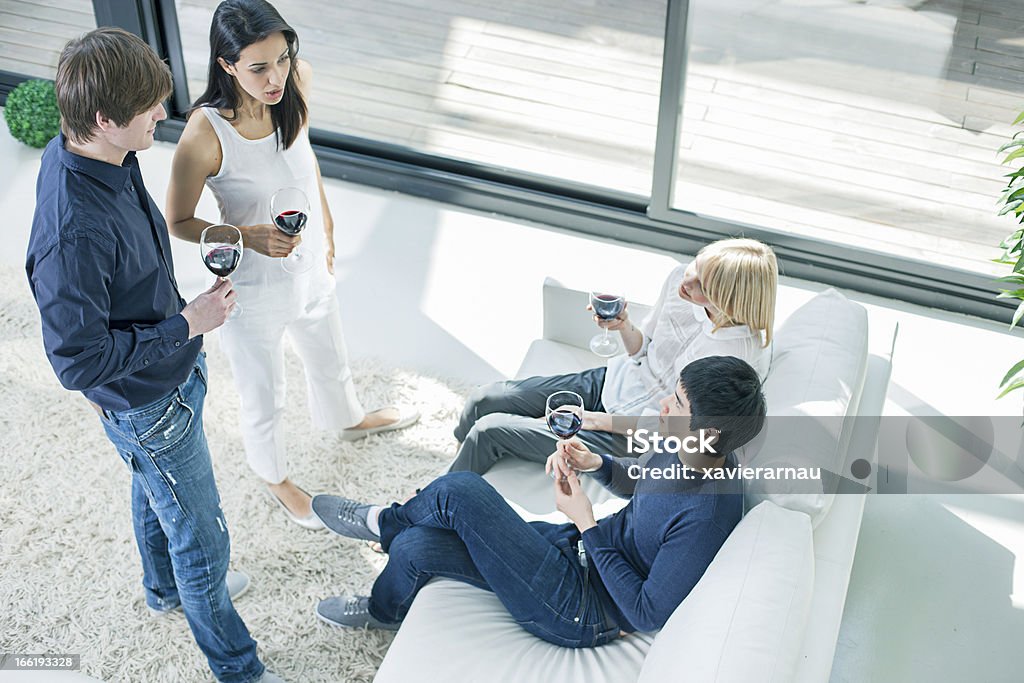 Vier Freunde haben Wein - Lizenzfrei Alkoholisches Getränk Stock-Foto