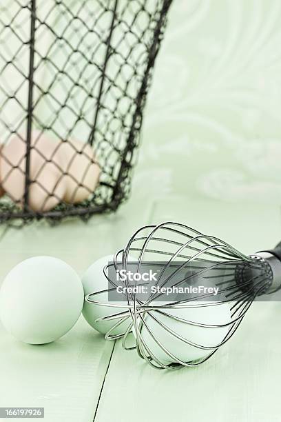 Huevos Frescos De Granjas Y Batidor Foto de stock y más banco de imágenes de Alimento - Alimento, Batidor, Cesta