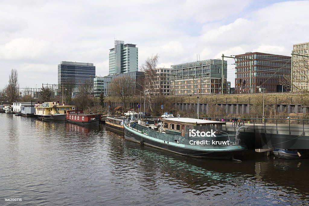 Амстердам, офисные здания и houseboats - Стоковые фото Амстердам роялти-фри