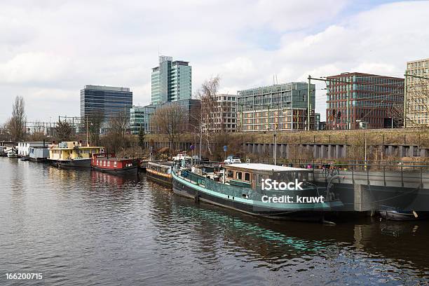 Амстердам Офисные Здания И Houseboats — стоковые фотографии и другие картинки Амстердам - Амстердам, Архитектура, Башня