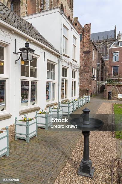 Pátio Na Velha Cidade Medieval De Utrecht Holanda - Fotografias de stock e mais imagens de Antigo - Antigo, Ao Ar Livre, Arco - Caraterística arquitetural