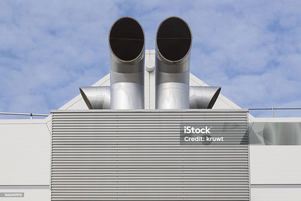 Edifício fábrica com um grande Sistema de Ventilação - Royalty-free Ao Ar Livre Foto de stock