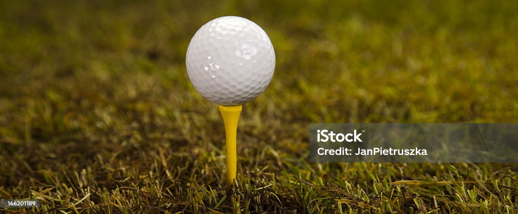 Golfball auf tee - Lizenzfrei Fotografie Stock-Foto