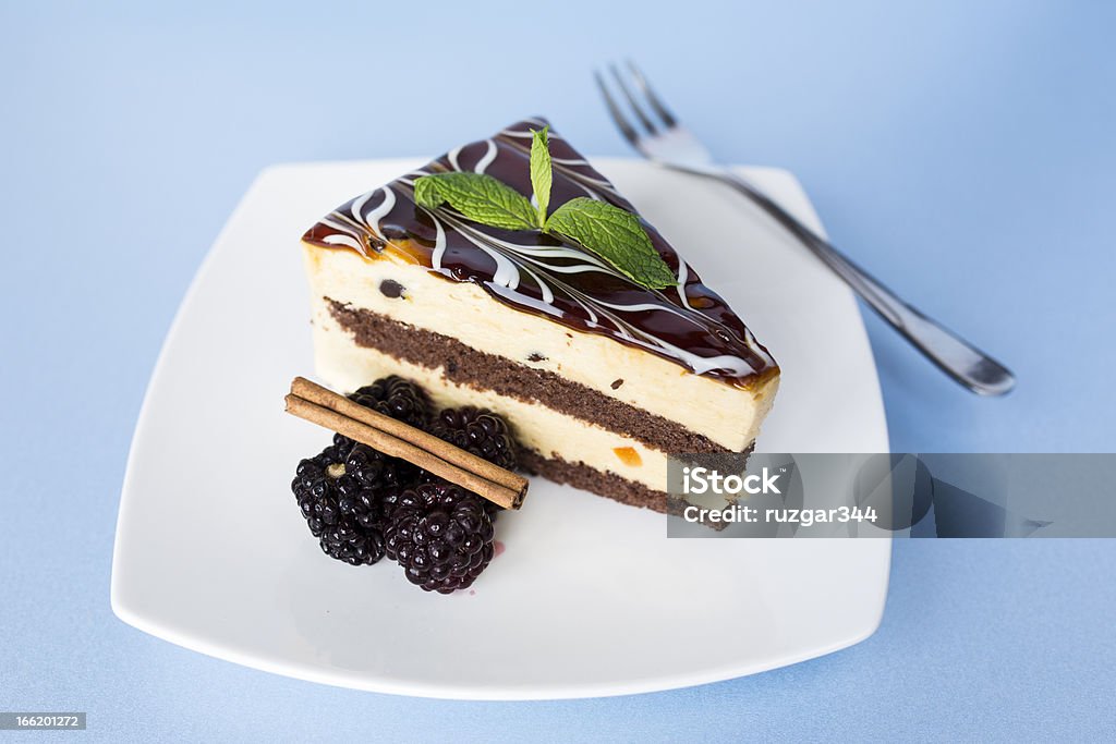 Caramelo pastel con canela sobre un fondo azul - Foto de stock de Al horno libre de derechos