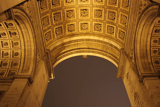 fotografía nocturna de arc de triomphe - arc de triomphe paris france arc delaware fotografías e imágenes de stock