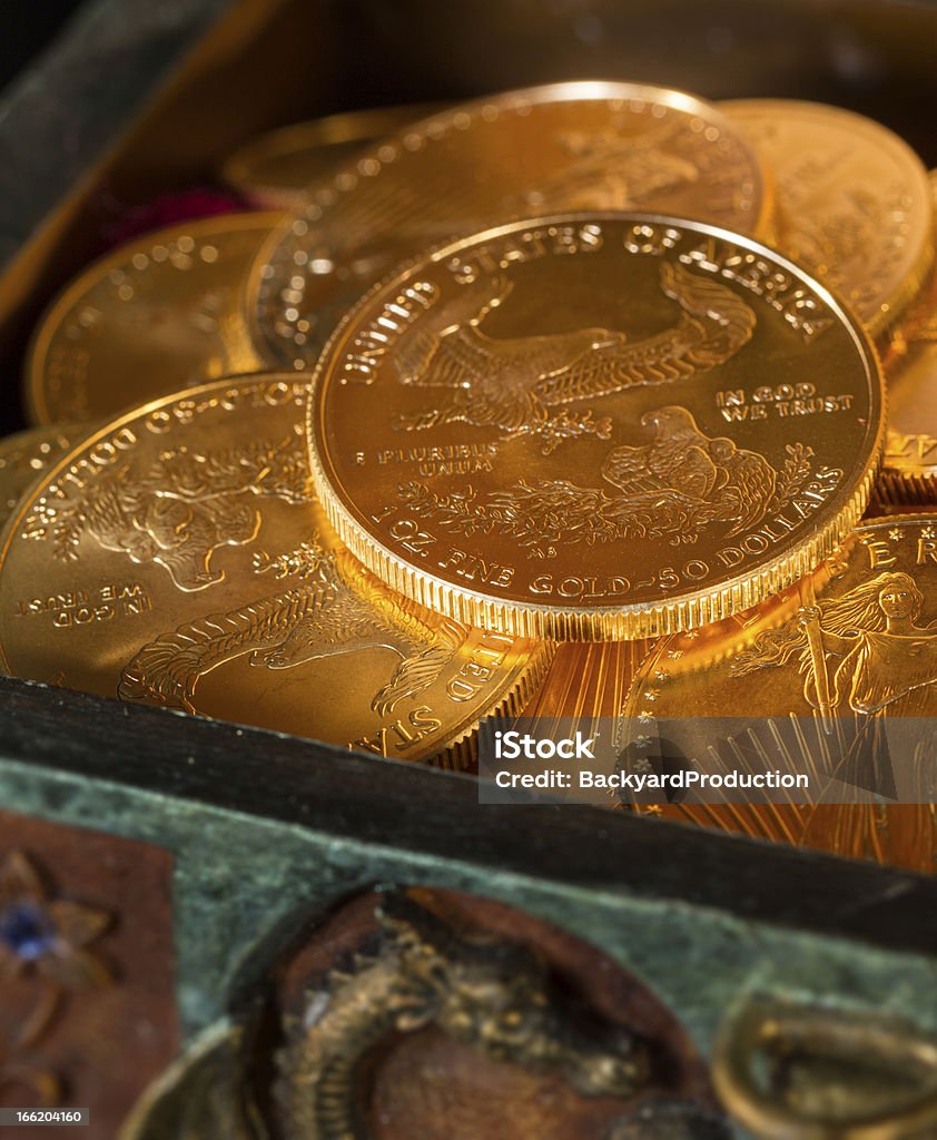 Colección de un kilo de monedas de oro - Foto de stock de Moneda Gold Eagle libre de derechos
