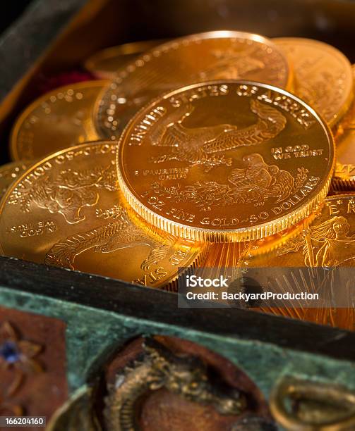 Colección De Un Kilo De Monedas De Oro Foto de stock y más banco de imágenes de Moneda Gold Eagle - Moneda Gold Eagle, Ahorros, Amarillo - Color