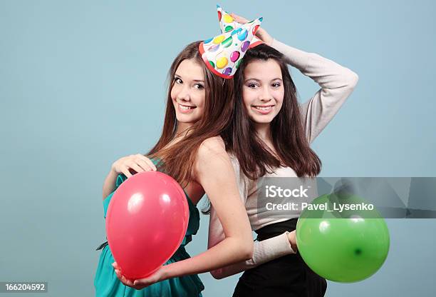 Grupo De Hermosas Chicas En Fiesta Foto de stock y más banco de imágenes de Actividad - Actividad, Adulto, Alegre