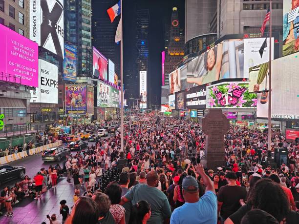 times square manhattan new york at night - new york city times square crowd people imagens e fotografias de stock