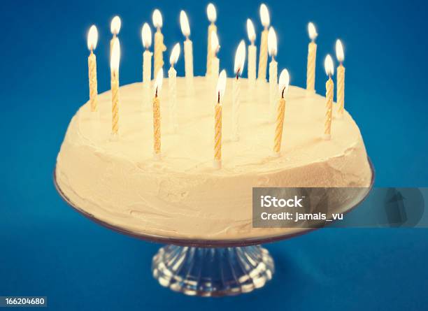 Pastel De Cumpleaños Foto de stock y más banco de imágenes de Tarta - Postre - Tarta - Postre, Vela - Equipo de iluminación, Alcorza