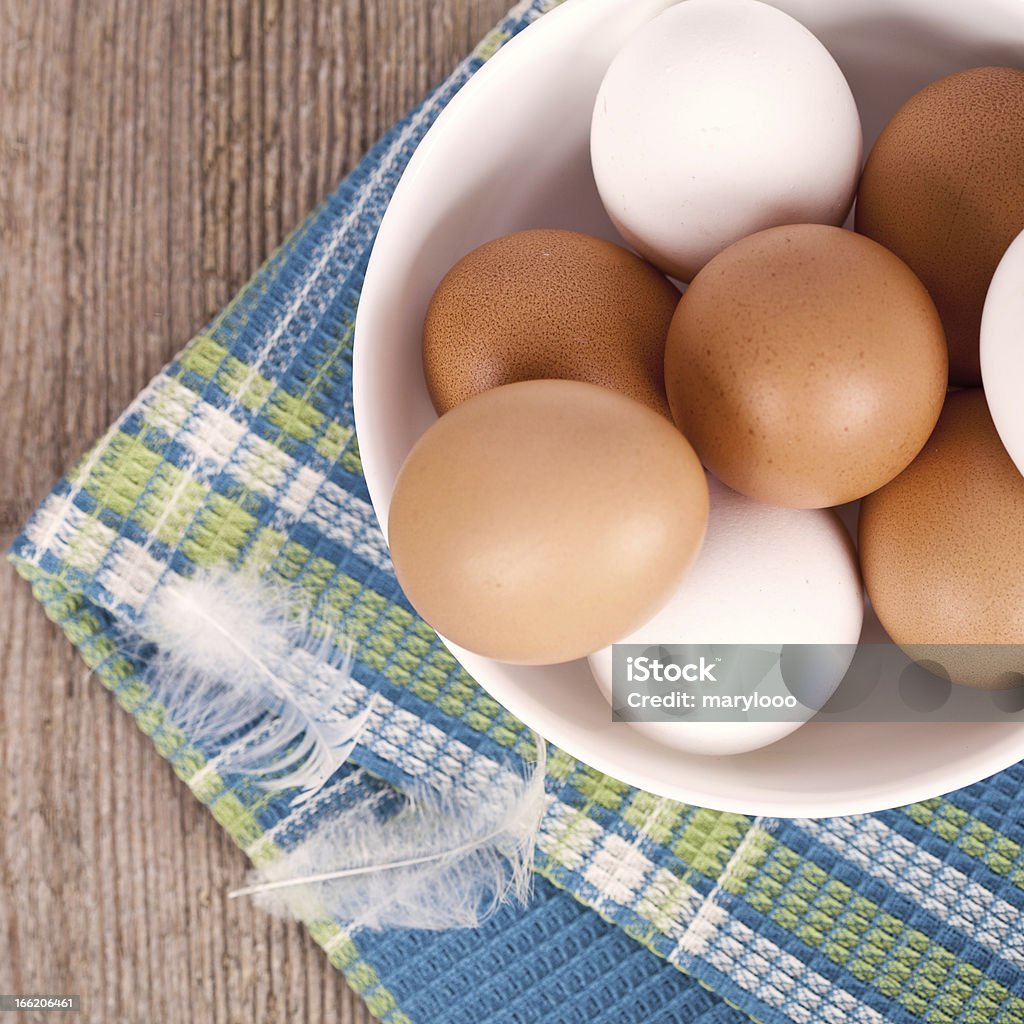 Ovos em uma Tigela de cozinha e penas - Royalty-free Alimentação Saudável Foto de stock
