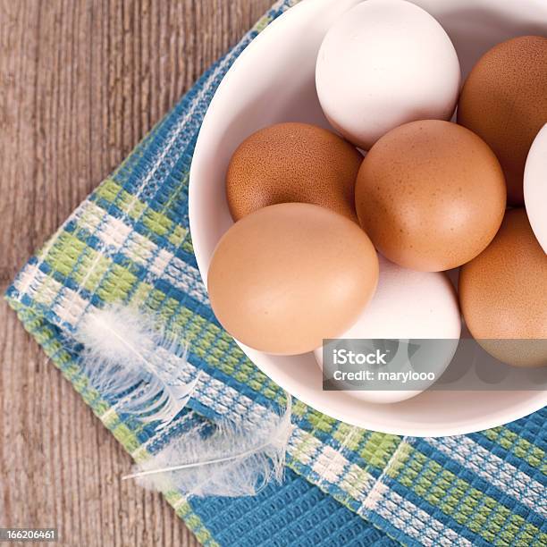 Ovos Em Uma Tigela De Cozinha E Penas - Fotografias de stock e mais imagens de Alimentação Saudável - Alimentação Saudável, Azul, Branco