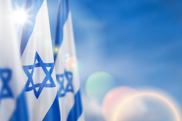 israel-flagge mit einem davidstern über bewölktem himmelshintergrund. banner mit platz für text. - jewish state stock-fotos und bilder