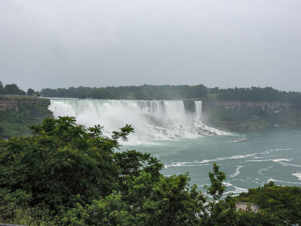 istock Niagara Falls on a rainy day 1662085713