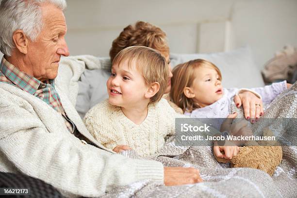Adoram Os Grandkids - Fotografias de stock e mais imagens de 60-69 Anos - 60-69 Anos, Adulto, Avó