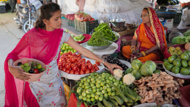 joven india comprando verduras frescas en jaipur, india - india indian culture women market fotografías e imágenes de stock