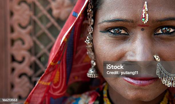 Indien Rajasthan Frau Nahaufnahme Portrait Mit Traditionellem Rajasthankleid Stockfoto und mehr Bilder von Frauen