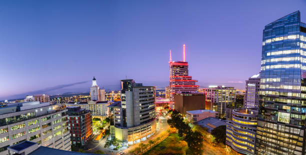 снимок с длинной выдержкой зданий на горизонте кейптауна, освещенных после захода солнца, западно-капская провинция, южная африка - africa business cape town south стоковые �фото и изображения